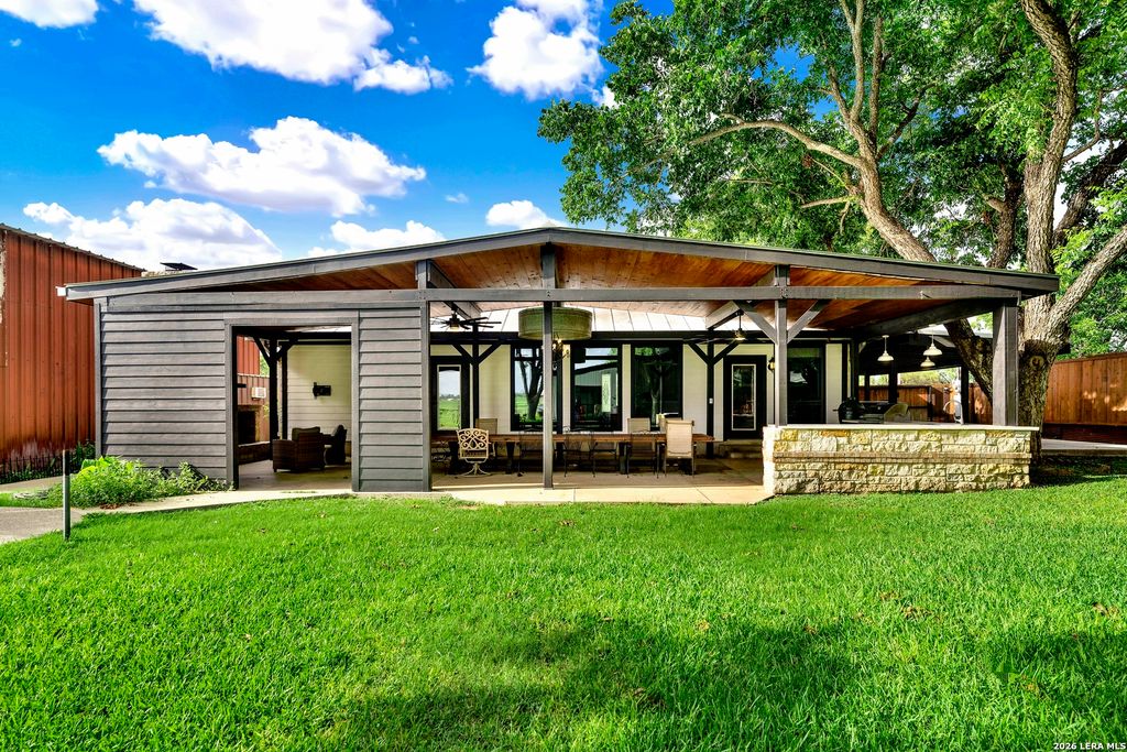 768 COUNTY ROAD 664, Devine, TX 78016
