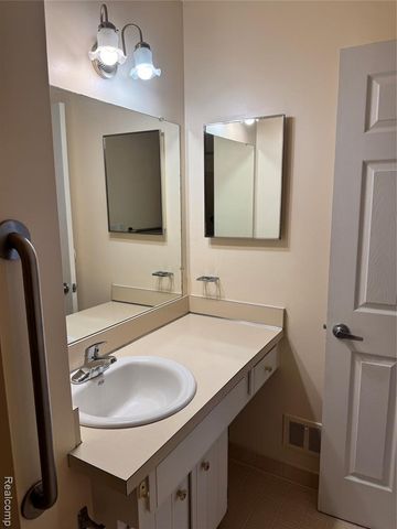 19902 Great Oaks Circle 129, Clinton Township, MI 48036