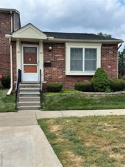 19902 Great Oaks Circle 129, Clinton Township, MI 48036