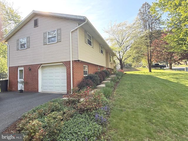 419 HILLTOP CIR, Elizabethtown, PA 17022