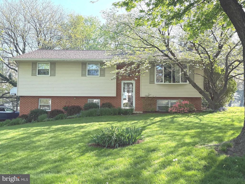 419 HILLTOP CIR, Elizabethtown, PA 17022