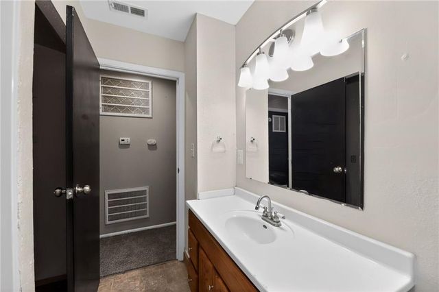 8615 E 114TH Street, Kansas City, MO 64134