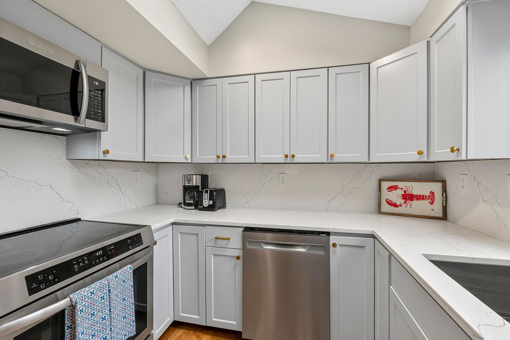 4 Collinsport Way 1, York, ME 03909 — photo 5