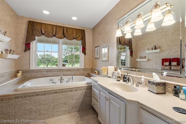 9310 Fairway Trail, Grand Blanc, MI 48439