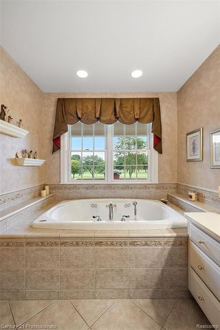 9310 Fairway Trail, Grand Blanc, MI 48439