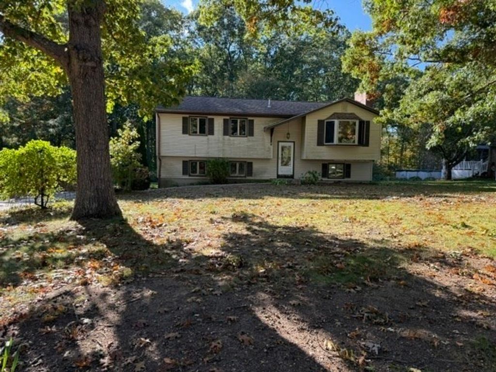 8 Windy Ridge Rd, Webster, MA 01570