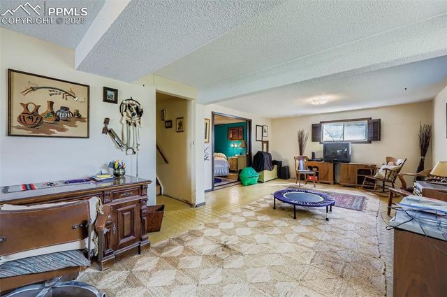 520 Crestridge Avenue, Colorado Springs, CO 80906