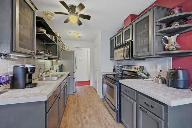 1708 Creekside Avenue, Sherman, TX 75092