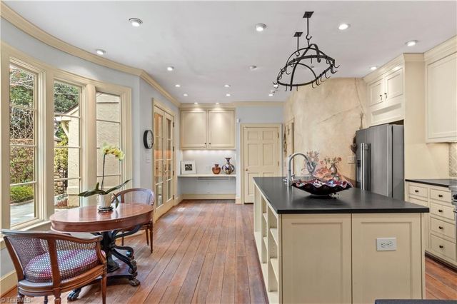 8 Graylyn Place Court, Winston-salem, NC 27106