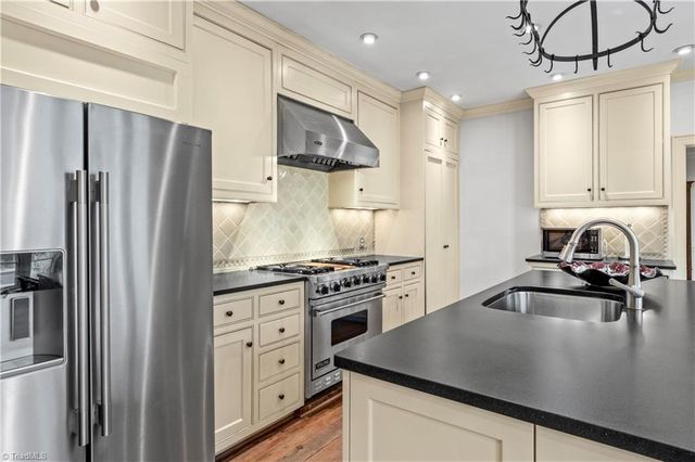 8 Graylyn Place Court, Winston-salem, NC 27106