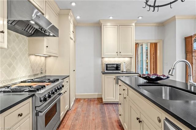 8 Graylyn Place Court, Winston-salem, NC 27106