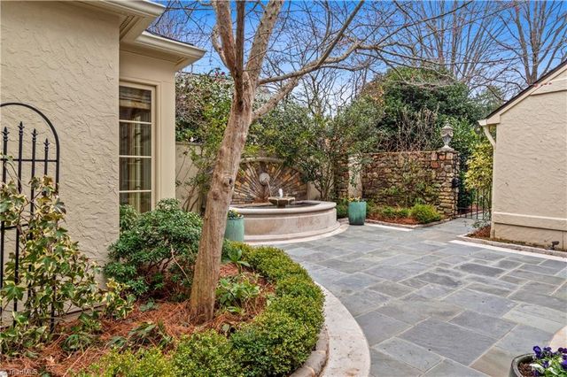 8 Graylyn Place Court, Winston-salem, NC 27106