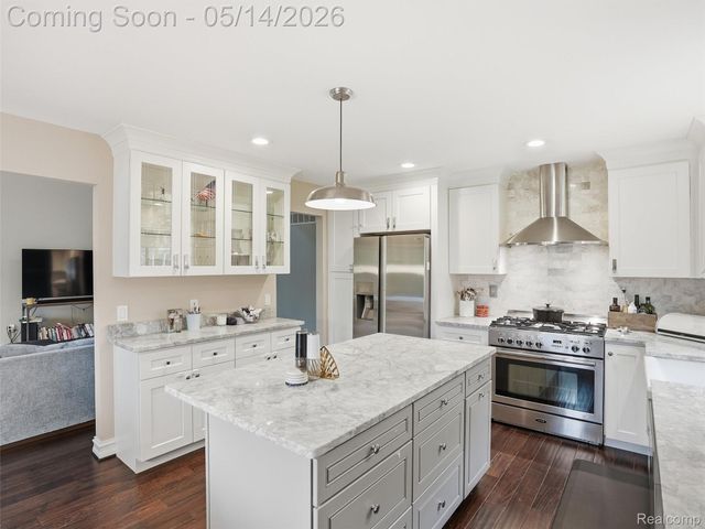 2092 Langham Drive, West Bloomfield Charter Township, MI 48323