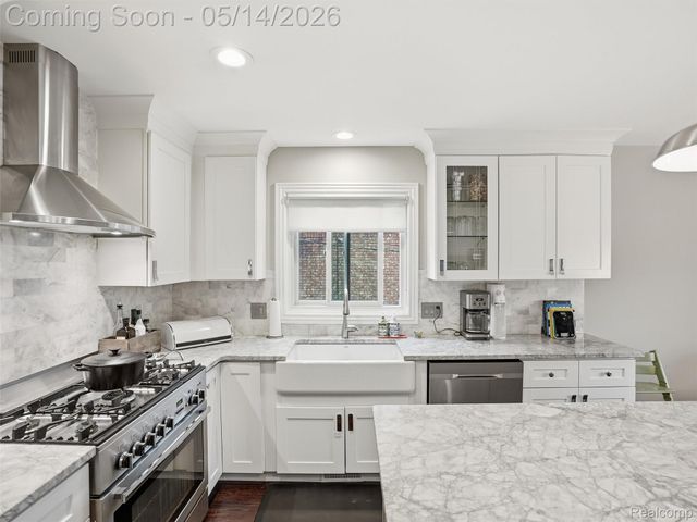 2092 Langham Drive, West Bloomfield Charter Township, MI 48323