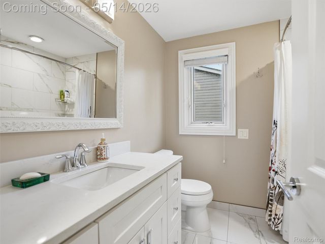 2092 Langham Drive, West Bloomfield Charter Township, MI 48323