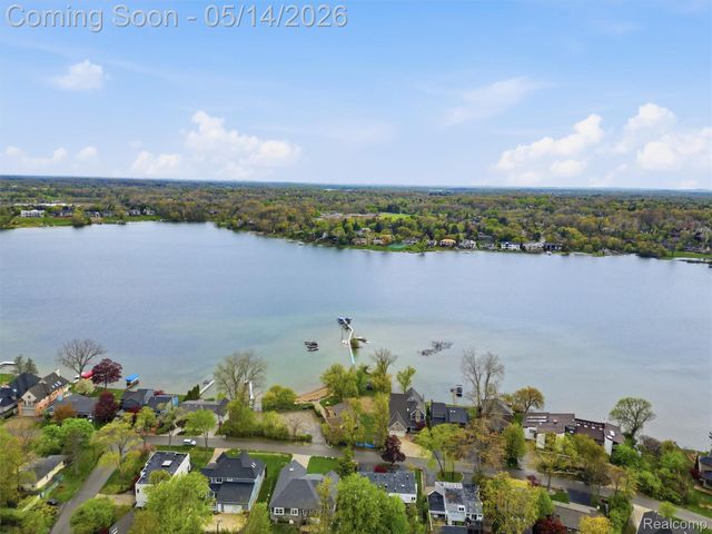 2092 Langham Drive, West Bloomfield Charter Township, MI 48323