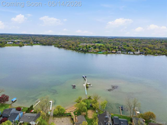 2092 Langham Drive, West Bloomfield Charter Township, MI 48323