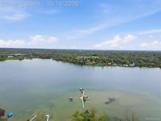 2092 Langham Drive, West Bloomfield Charter Township, MI 48323