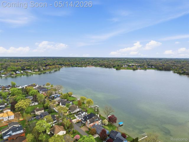 2092 Langham Drive, West Bloomfield Charter Township, MI 48323