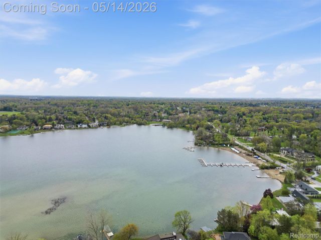 2092 Langham Drive, West Bloomfield Charter Township, MI 48323