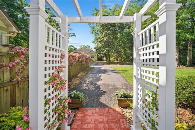 653 Bellangee Avenue, Fairhope, AL 36532