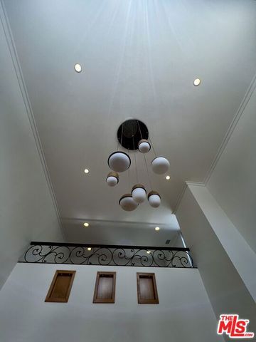 7505 Hampton Avenue 16, West Hollywood, CA 90046