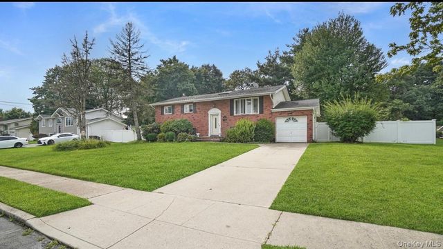 12 Bennington Place, Wheatley Heights, NY 11798
