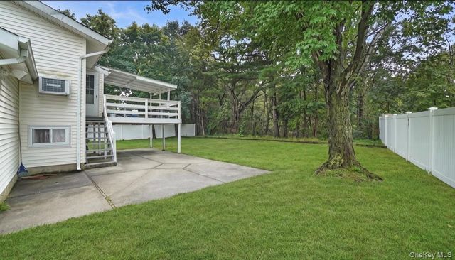12 Bennington Place, Wheatley Heights, NY 11798