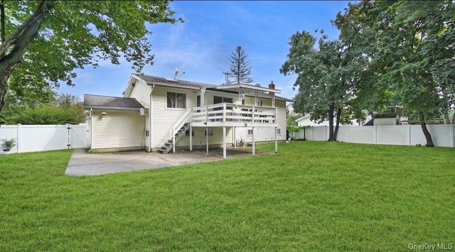 12 Bennington Place, Wheatley Heights, NY 11798