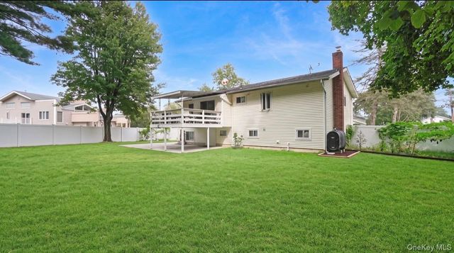 12 Bennington Place, Wheatley Heights, NY 11798