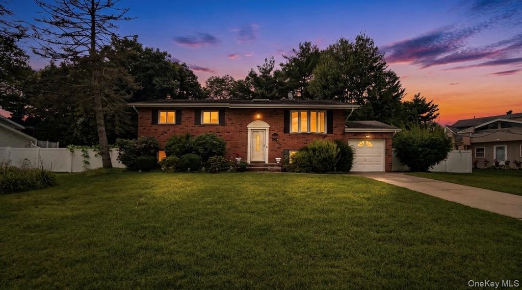 12 Bennington Place, Wheatley Heights, NY 11798 — photo 3