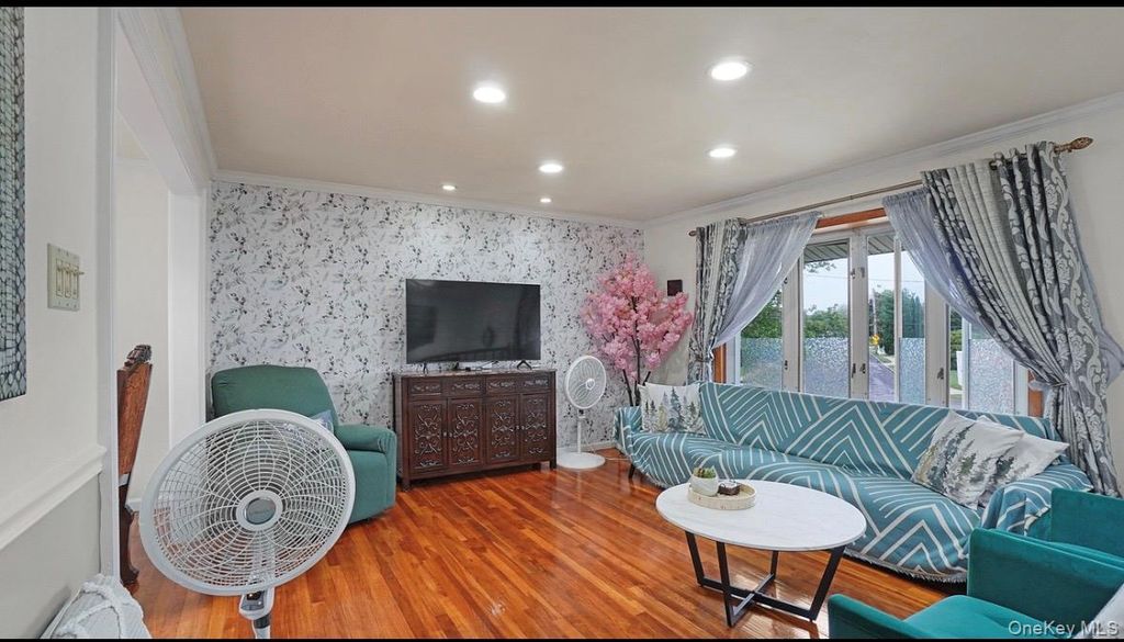 12 Bennington Place, Wheatley Heights, NY 11798 — photo 4