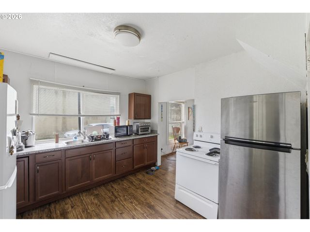 1963 BROADWAY Ave, North Bend, OR 97459