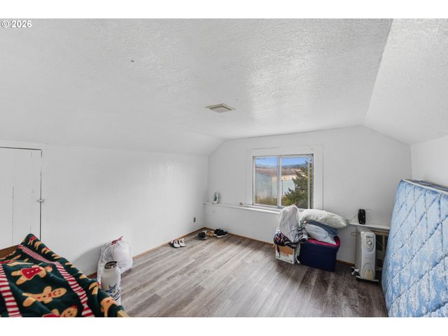 1963 BROADWAY Ave, North Bend, OR 97459