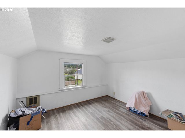 1963 BROADWAY Ave, North Bend, OR 97459