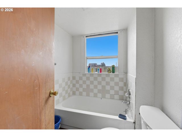 1963 BROADWAY Ave, North Bend, OR 97459