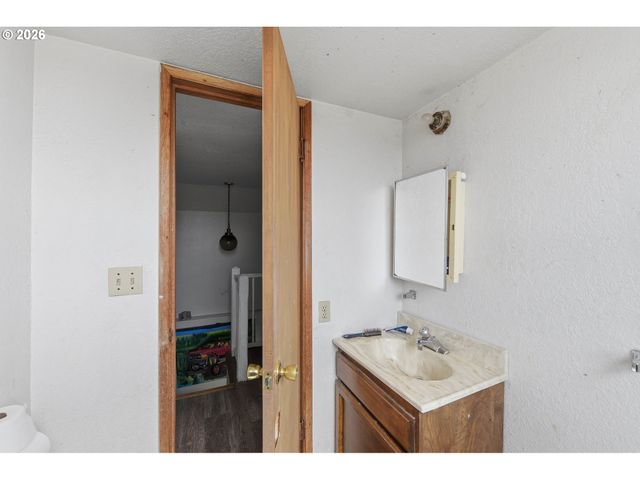 1963 BROADWAY Ave, North Bend, OR 97459