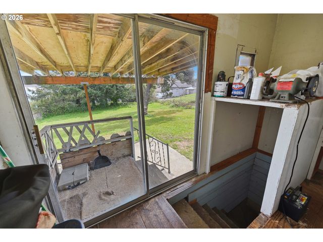 1963 BROADWAY Ave, North Bend, OR 97459