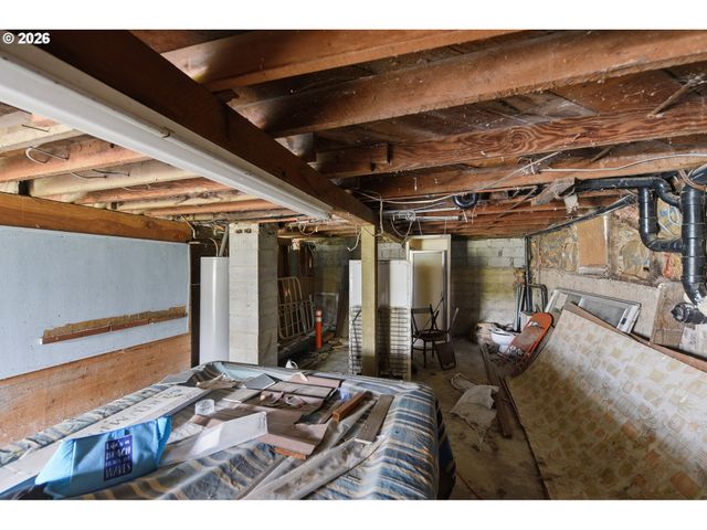 1963 BROADWAY Ave, North Bend, OR 97459