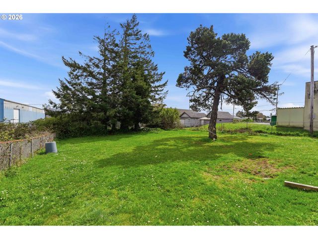 1963 BROADWAY Ave, North Bend, OR 97459