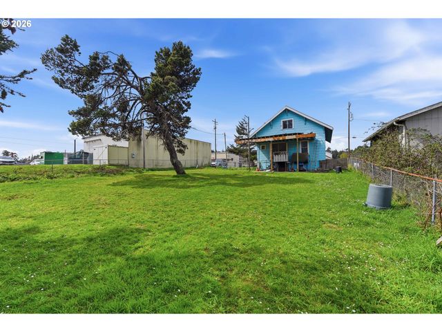 1963 BROADWAY Ave, North Bend, OR 97459