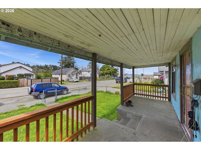 1963 BROADWAY Ave, North Bend, OR 97459