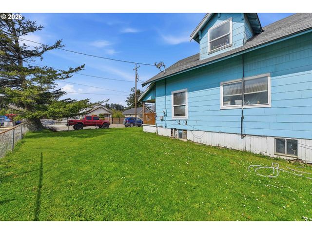 1963 BROADWAY Ave, North Bend, OR 97459