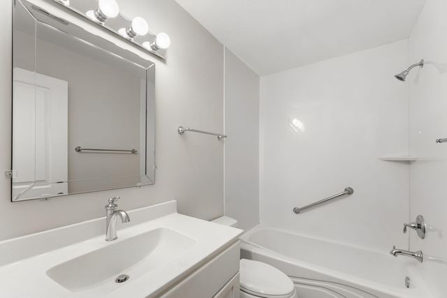 2800 Hamline Avenue N 216, Roseville, MN 55113