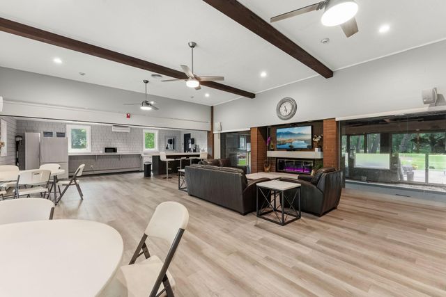 2800 Hamline Avenue N 216, Roseville, MN 55113