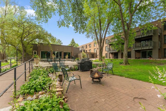 2800 Hamline Avenue N 216, Roseville, MN 55113