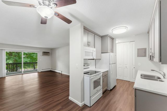 2800 Hamline Avenue N 216, Roseville, MN 55113