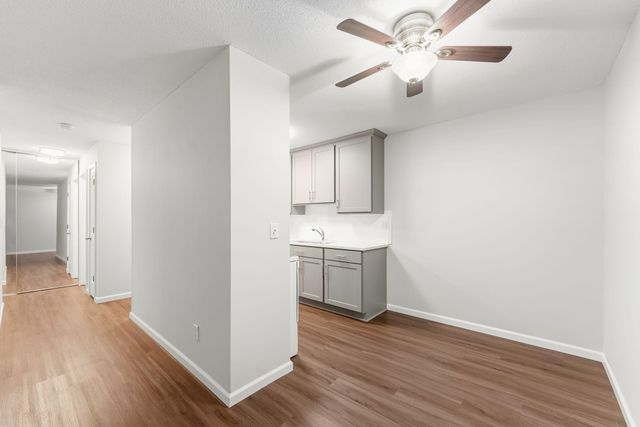 2800 Hamline Avenue N 216, Roseville, MN 55113