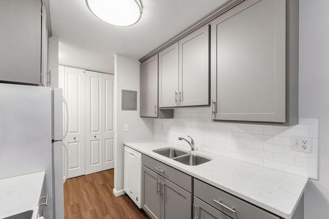2800 Hamline Avenue N 216, Roseville, MN 55113