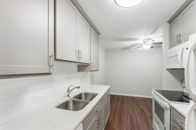 2800 Hamline Avenue N 216, Roseville, MN 55113
